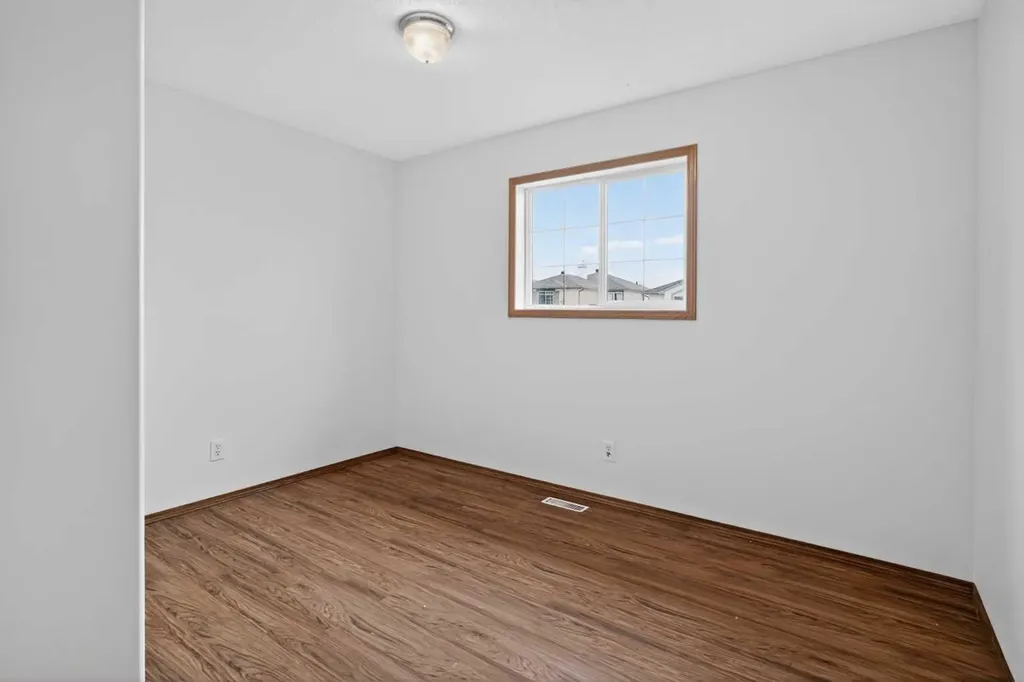 161 Tuscarora Close NW Calgary AB T3L 2E3
