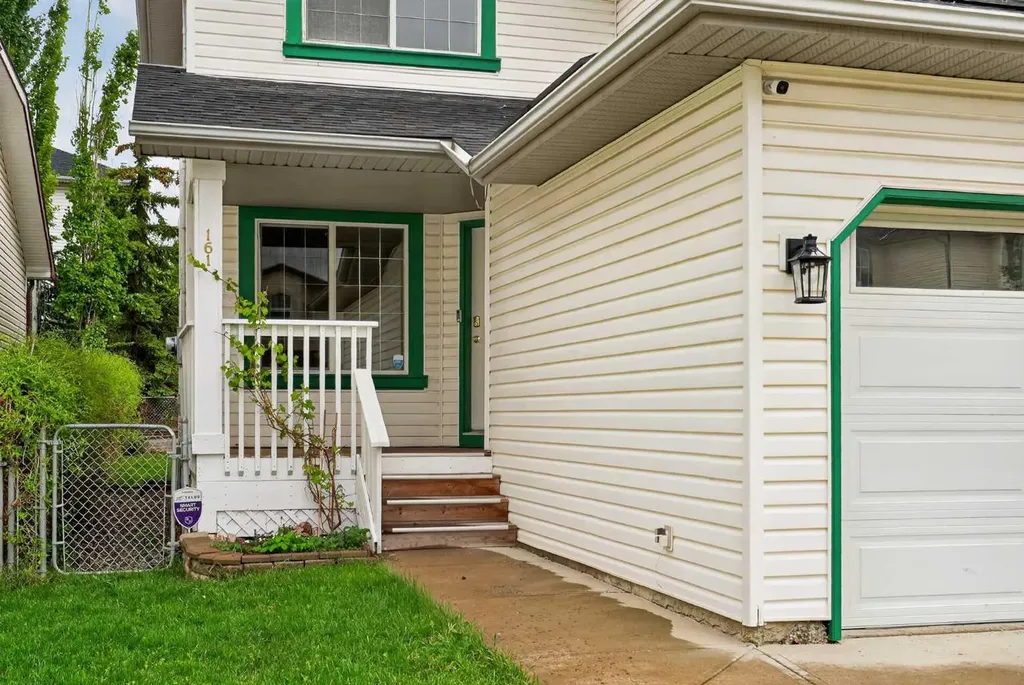 161 Tuscarora Close NW Calgary AB T3L 2E3