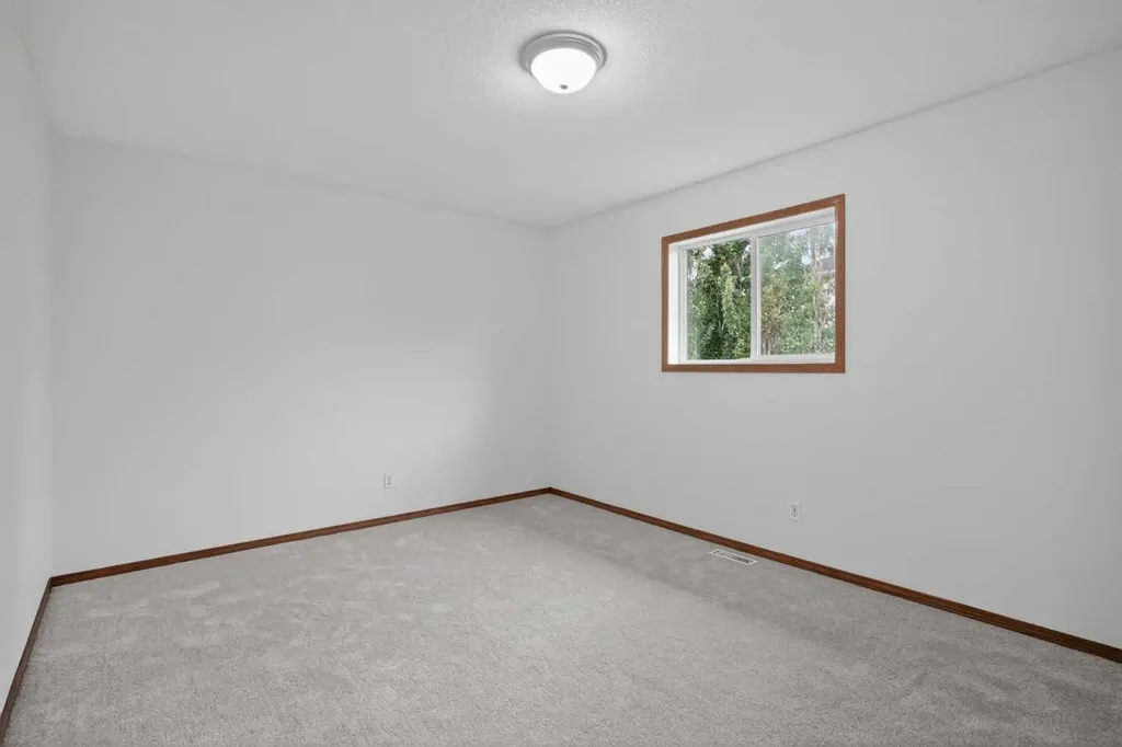 161 Tuscarora Close NW Calgary AB T3L 2E3