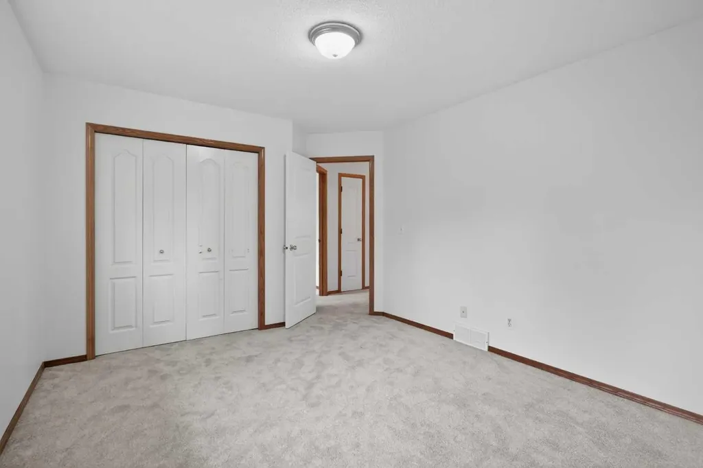 161 Tuscarora Close NW Calgary AB T3L 2E3