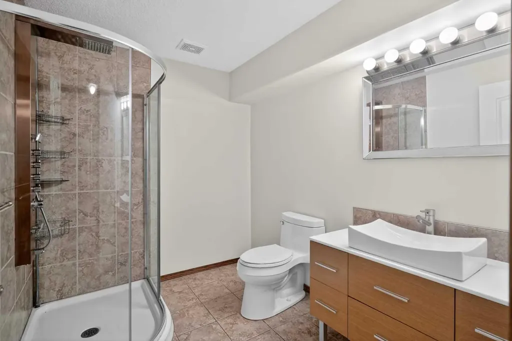 161 Tuscarora Close NW Calgary AB T3L 2E3