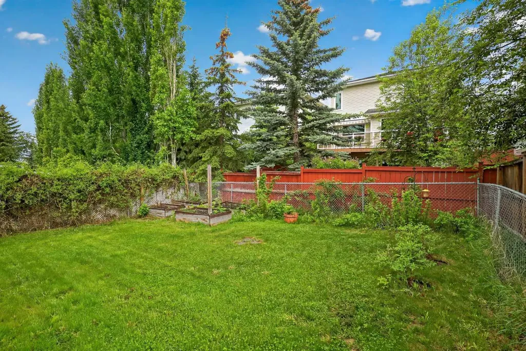 161 Tuscarora Close NW Calgary AB T3L 2E3