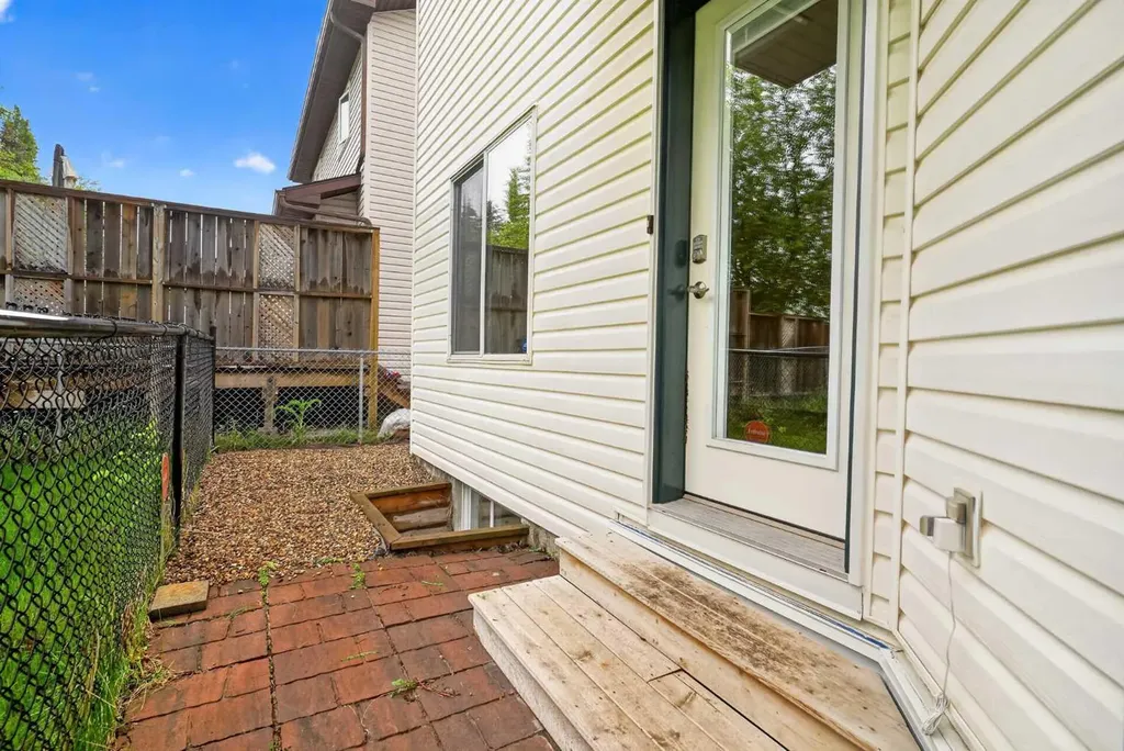 161 Tuscarora Close NW Calgary AB T3L 2E3