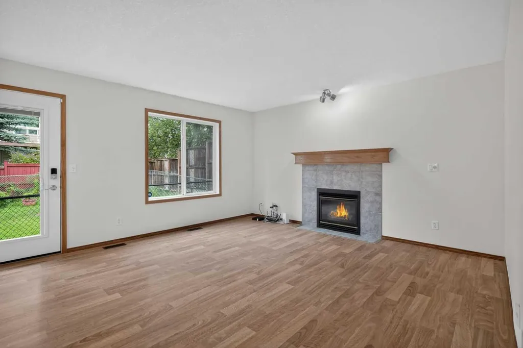 161 Tuscarora Close NW Calgary AB T3L 2E3