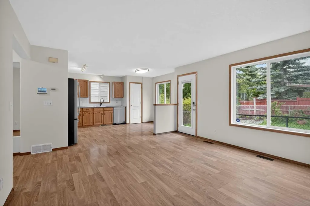 161 Tuscarora Close NW Calgary AB T3L 2E3
