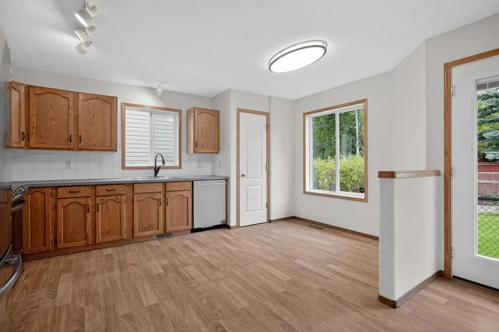 161 Tuscarora Close NW Calgary AB T3L 2E3