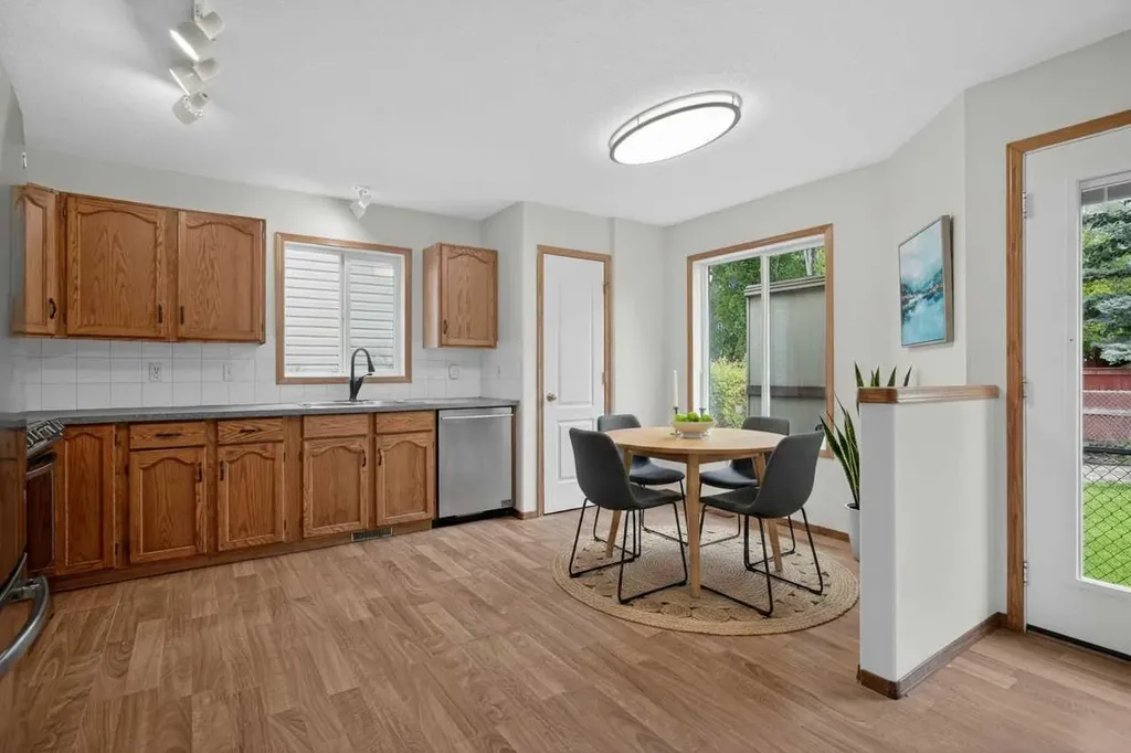 161 Tuscarora Close NW Calgary AB T3L 2E3