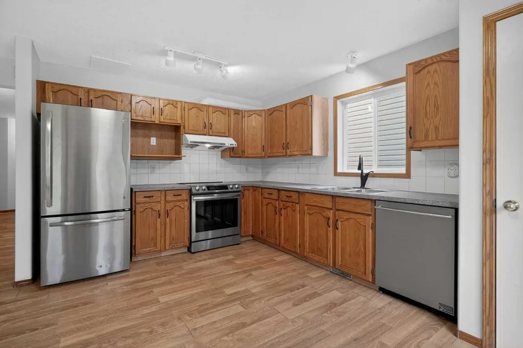 161 Tuscarora Close NW Calgary AB T3L 2E3