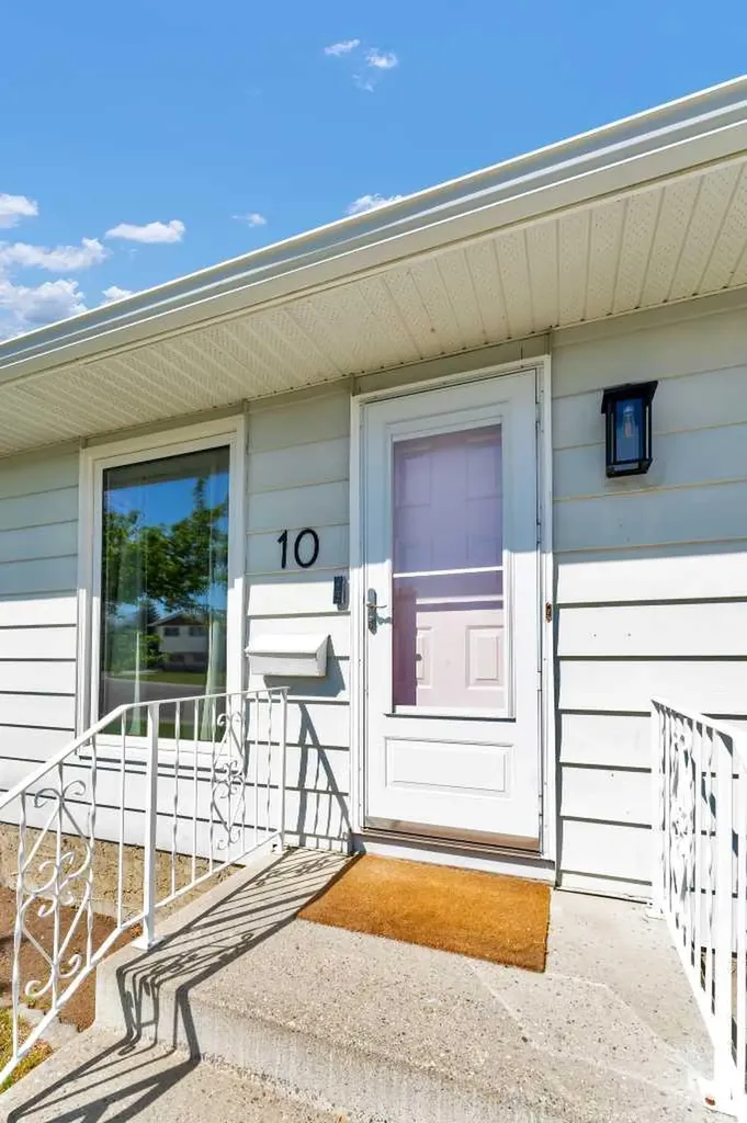 10 Hayward Court NE Medicine Hat AB T1C1E2