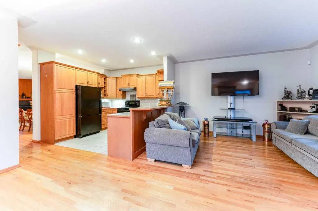 256 43 Avenue NW Calgary AB T2K 0H6