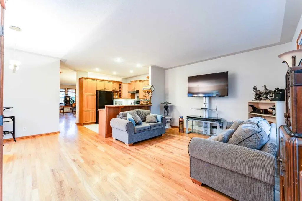 256 43 Avenue NW Calgary AB T2K 0H6