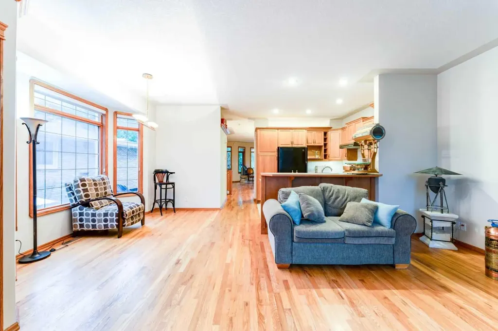 256 43 Avenue NW Calgary AB T2K 0H6