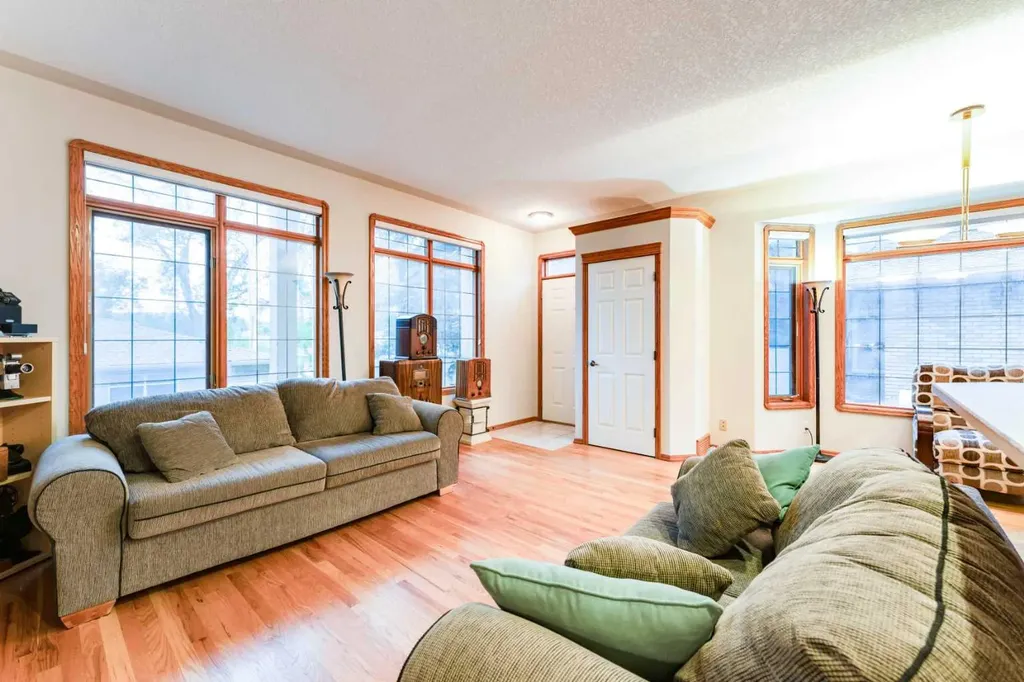 256 43 Avenue NW Calgary AB T2K 0H6
