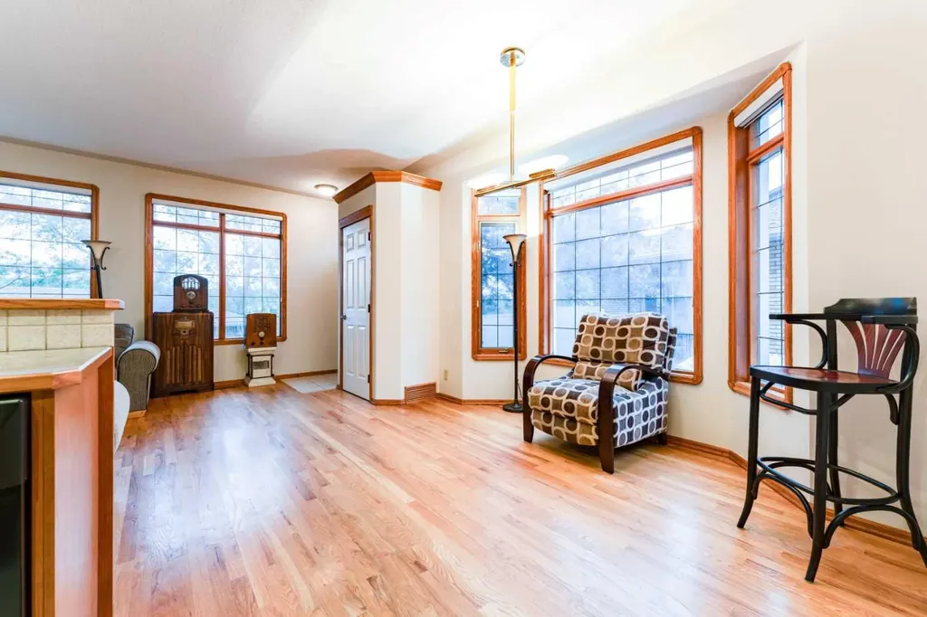 256 43 Avenue NW Calgary AB T2K 0H6