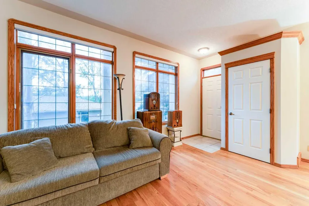 256 43 Avenue NW Calgary AB T2K 0H6