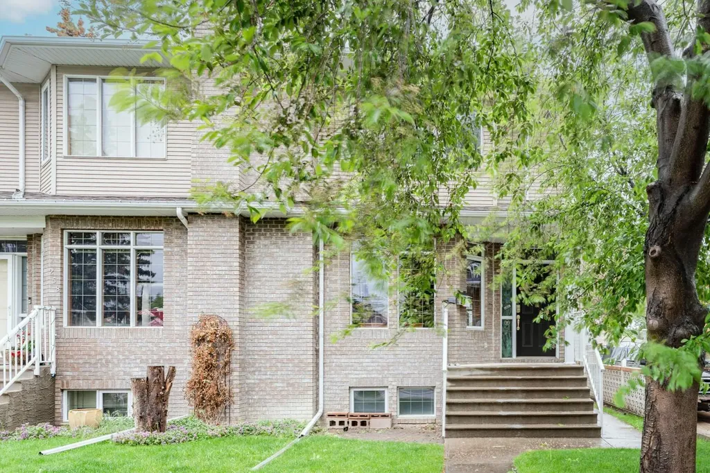 256 43 Avenue NW Calgary AB T2K 0H6
