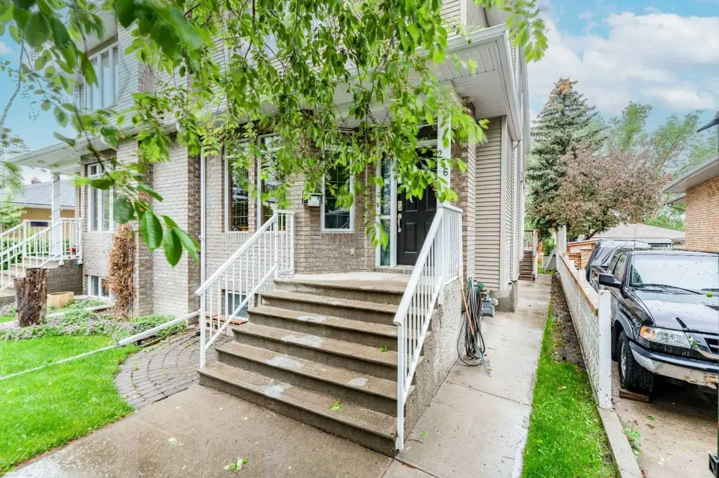256 43 Avenue NW Calgary AB T2K 0H6
