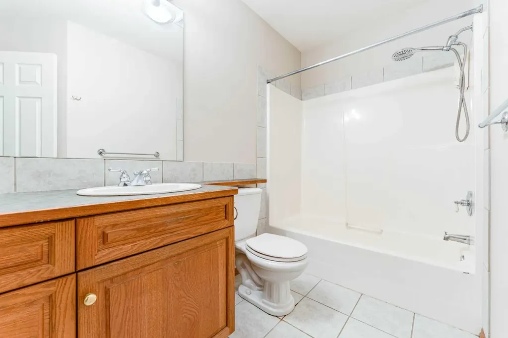256 43 Avenue NW Calgary AB T2K 0H6
