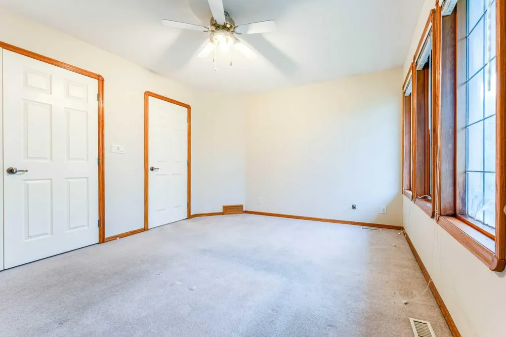 256 43 Avenue NW Calgary AB T2K 0H6