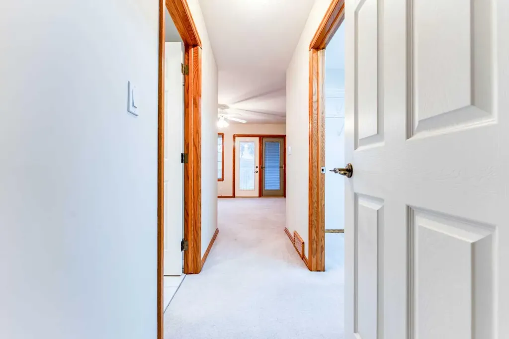 256 43 Avenue NW Calgary AB T2K 0H6