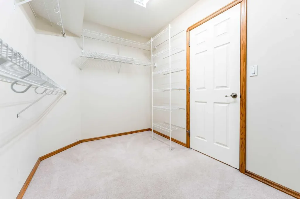 256 43 Avenue NW Calgary AB T2K 0H6