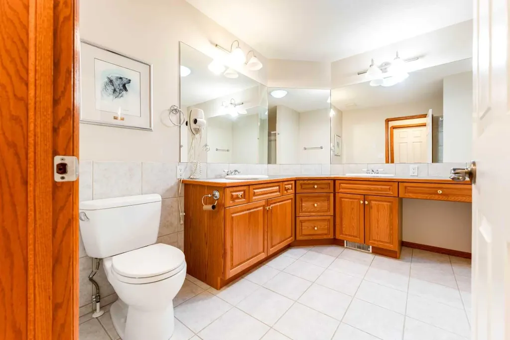 256 43 Avenue NW Calgary AB T2K 0H6