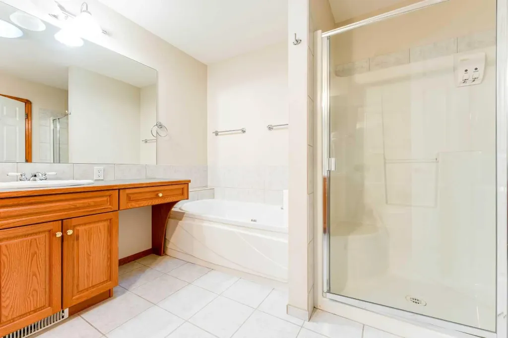 256 43 Avenue NW Calgary AB T2K 0H6