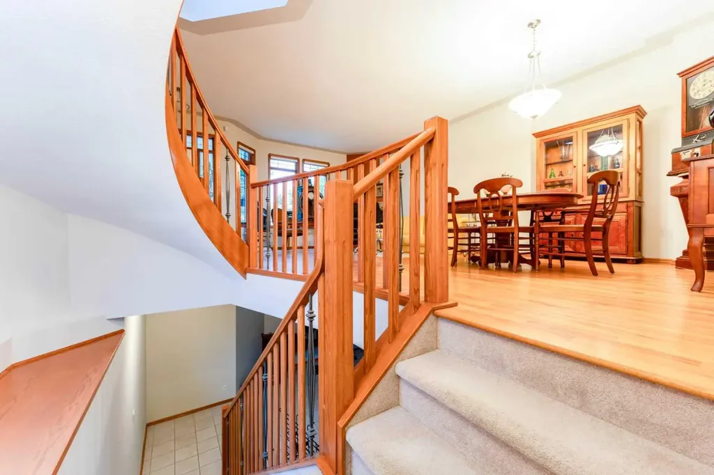 256 43 Avenue NW Calgary AB T2K 0H6