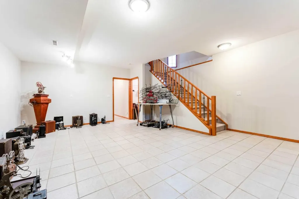 256 43 Avenue NW Calgary AB T2K 0H6