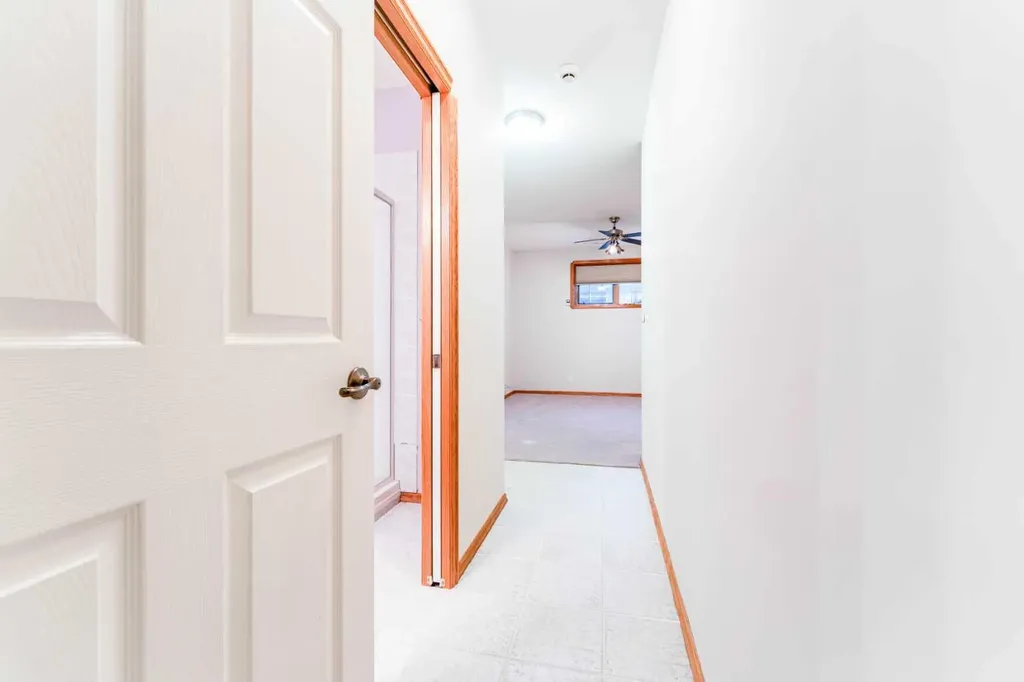 256 43 Avenue NW Calgary AB T2K 0H6