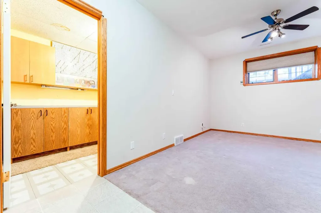 256 43 Avenue NW Calgary AB T2K 0H6