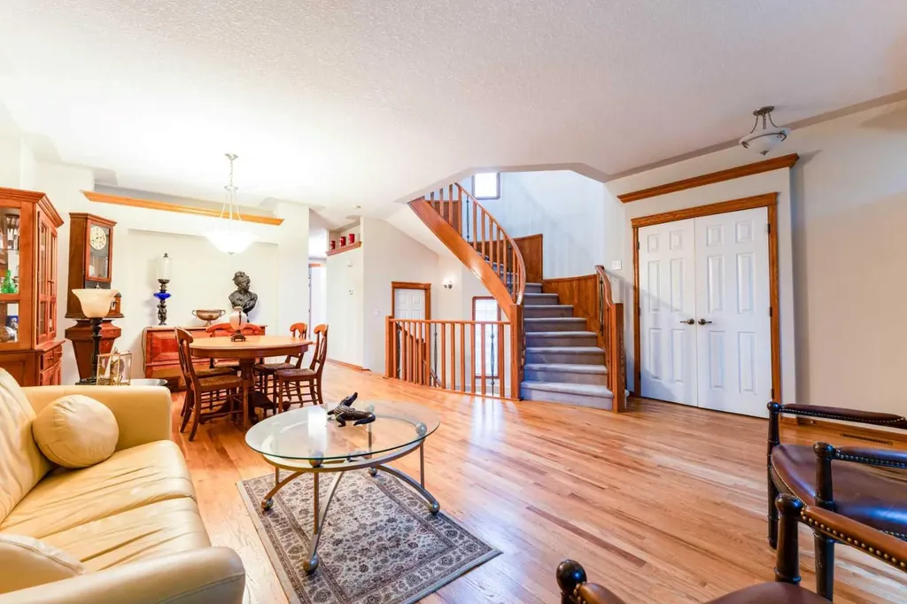 256 43 Avenue NW Calgary AB T2K 0H6