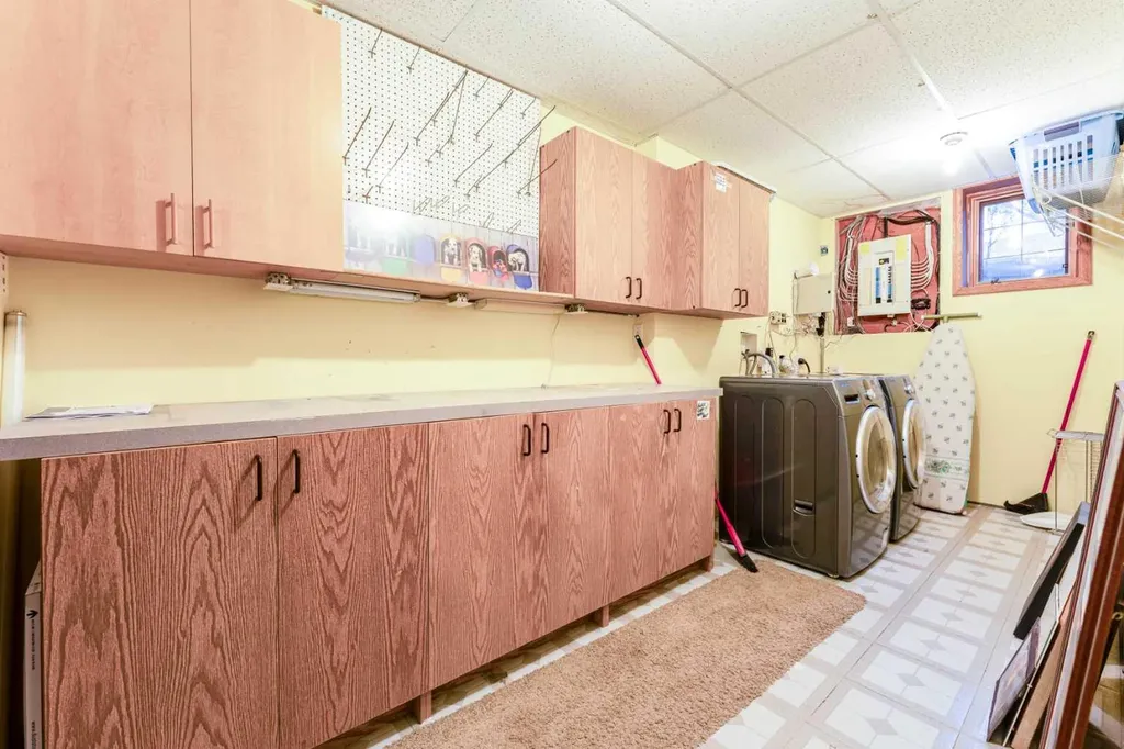256 43 Avenue NW Calgary AB T2K 0H6