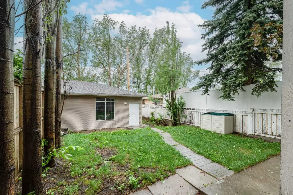 256 43 Avenue NW Calgary AB T2K 0H6