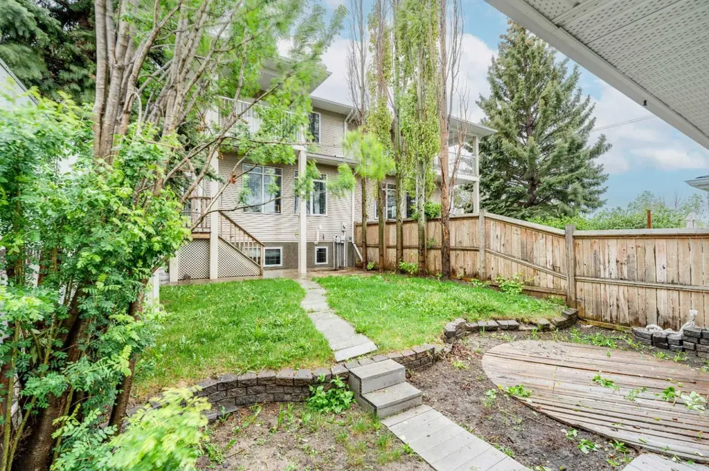 256 43 Avenue NW Calgary AB T2K 0H6