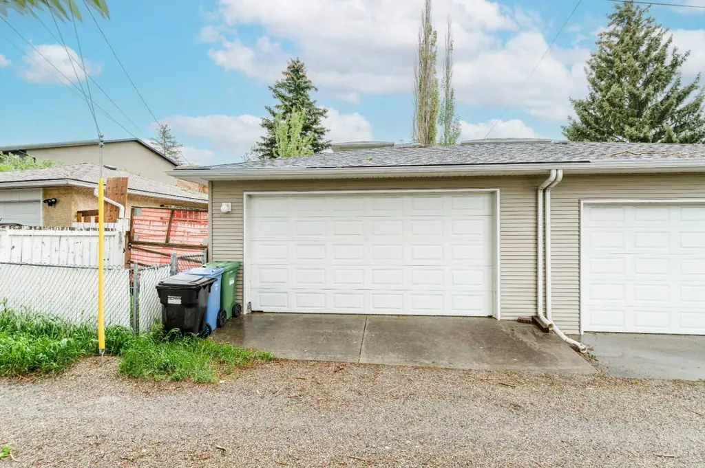 256 43 Avenue NW Calgary AB T2K 0H6