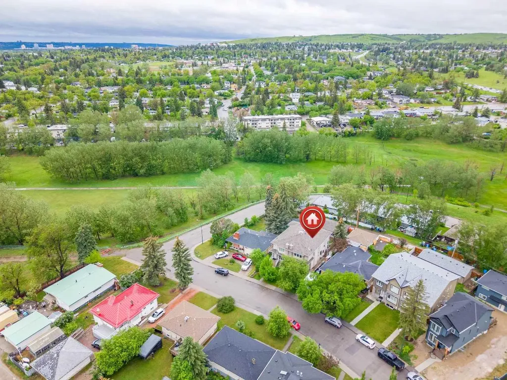 256 43 Avenue NW Calgary AB T2K 0H6