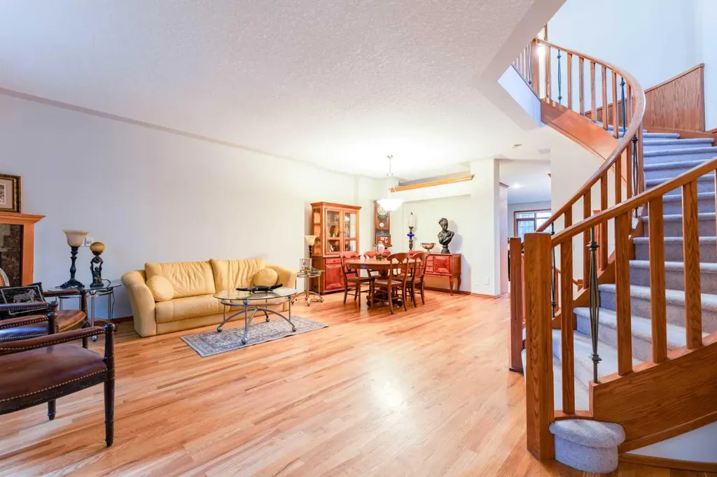 256 43 Avenue NW Calgary AB T2K 0H6