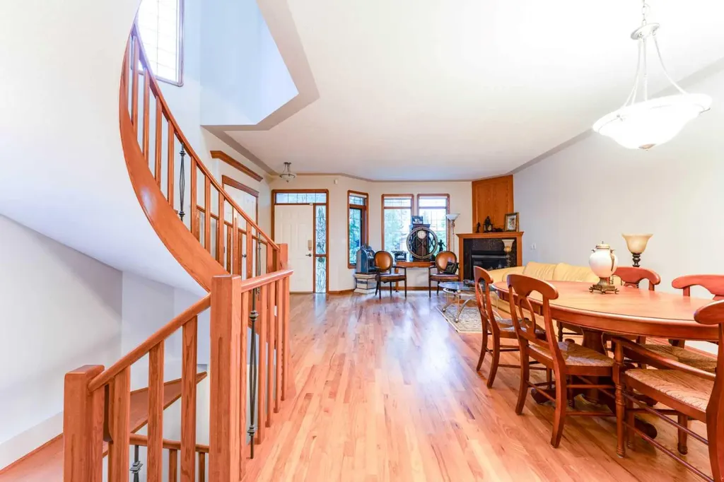 256 43 Avenue NW Calgary AB T2K 0H6