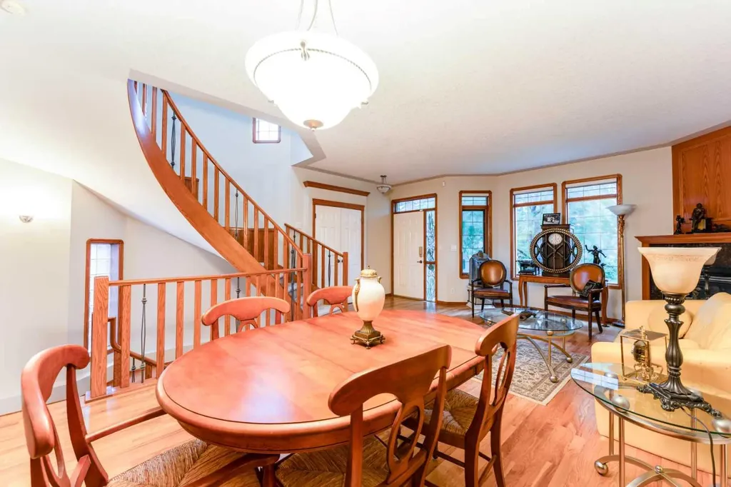 256 43 Avenue NW Calgary AB T2K 0H6