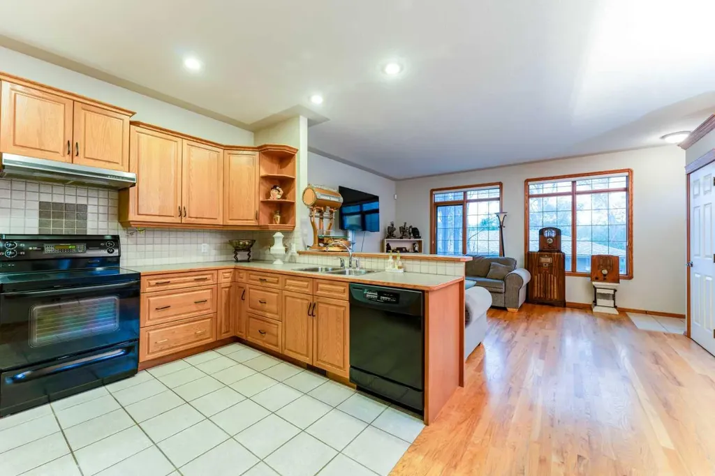 256 43 Avenue NW Calgary AB T2K 0H6