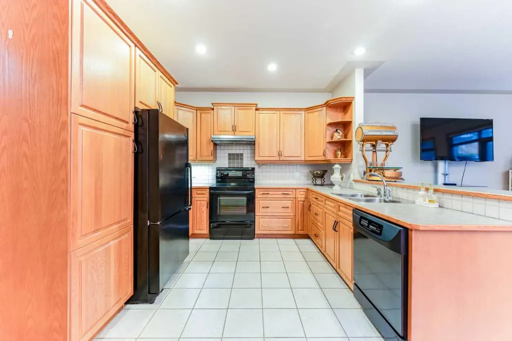256 43 Avenue NW Calgary AB T2K 0H6
