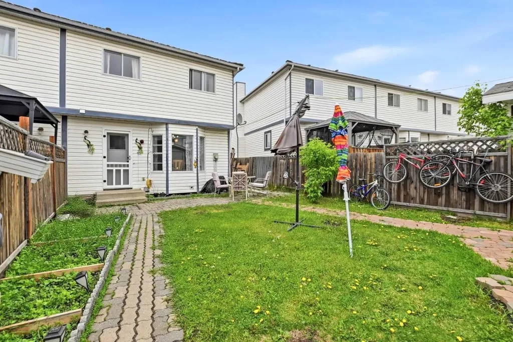 17 Elwell Close Red Deer AB T4R 2E2