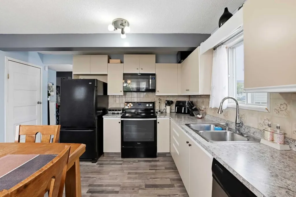 17 Elwell Close Red Deer AB T4R 2E2