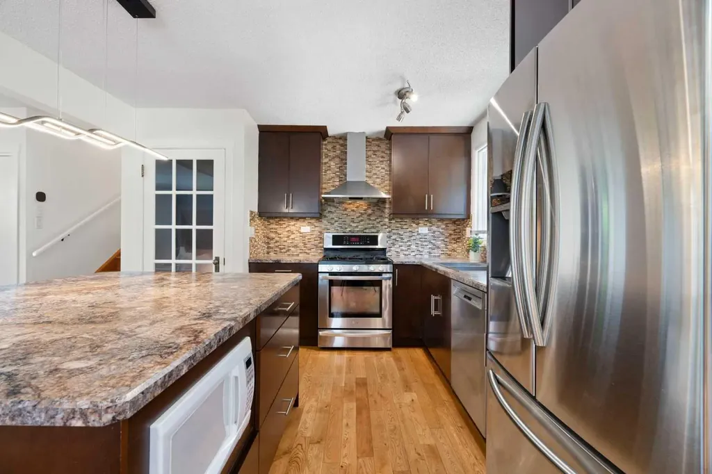 5032 Vanstone Crescent NW Calgary AB T3A 0V9