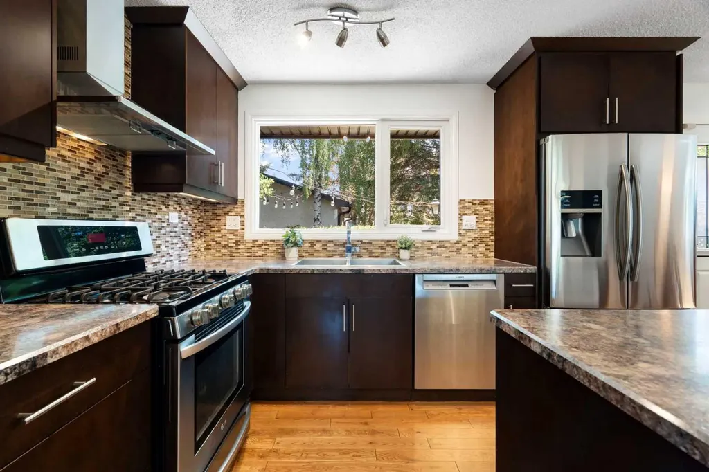5032 Vanstone Crescent NW Calgary AB T3A 0V9