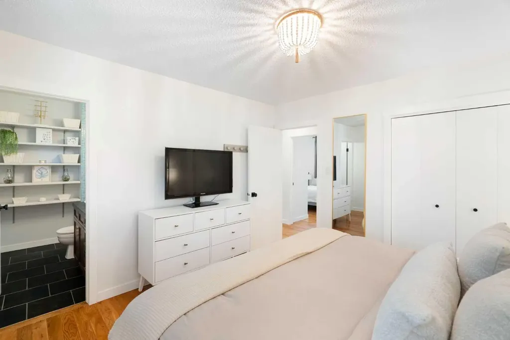 5032 Vanstone Crescent NW Calgary AB T3A 0V9