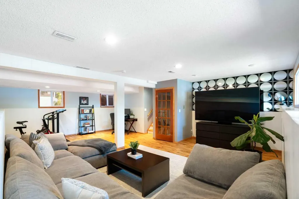 5032 Vanstone Crescent NW Calgary AB T3A 0V9