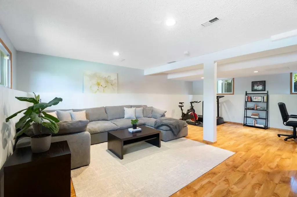 5032 Vanstone Crescent NW Calgary AB T3A 0V9