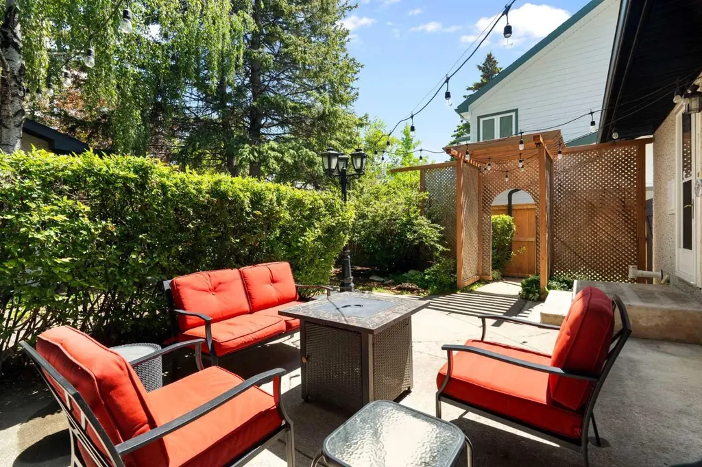 5032 Vanstone Crescent NW Calgary AB T3A 0V9